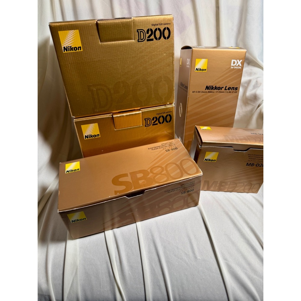 Nikon D200 DSLR Camera Nikkor 17-55mm f2.8G SB-800 Flash MB-D200 4 Boxes Only